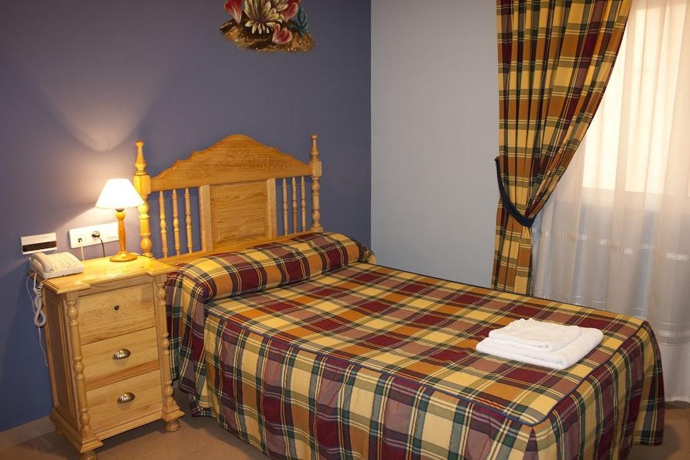 Hostal Valdepenas By Bossh Hotels Buitenkant foto
