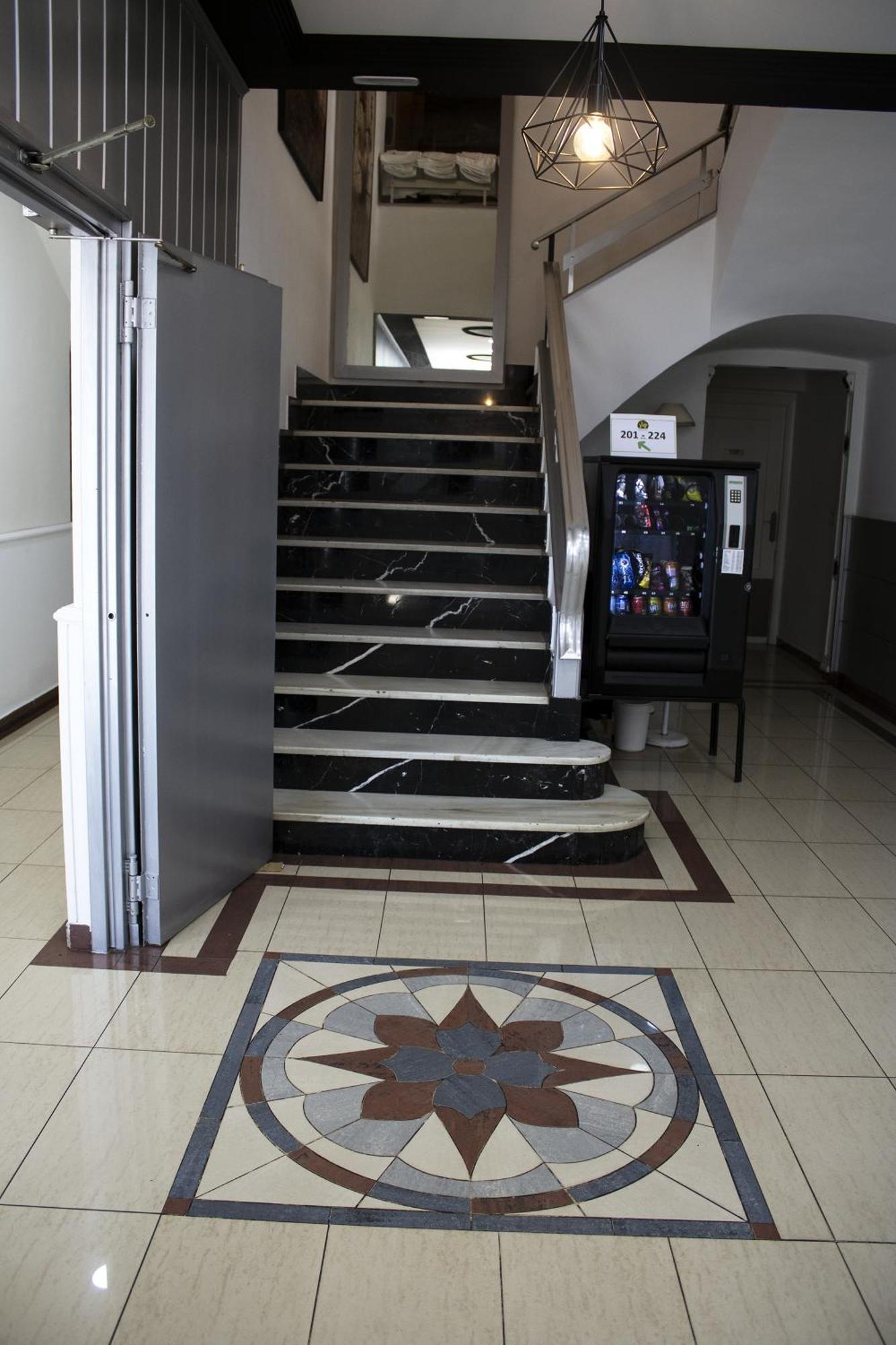 Hostal Valdepenas By Bossh Hotels Buitenkant foto