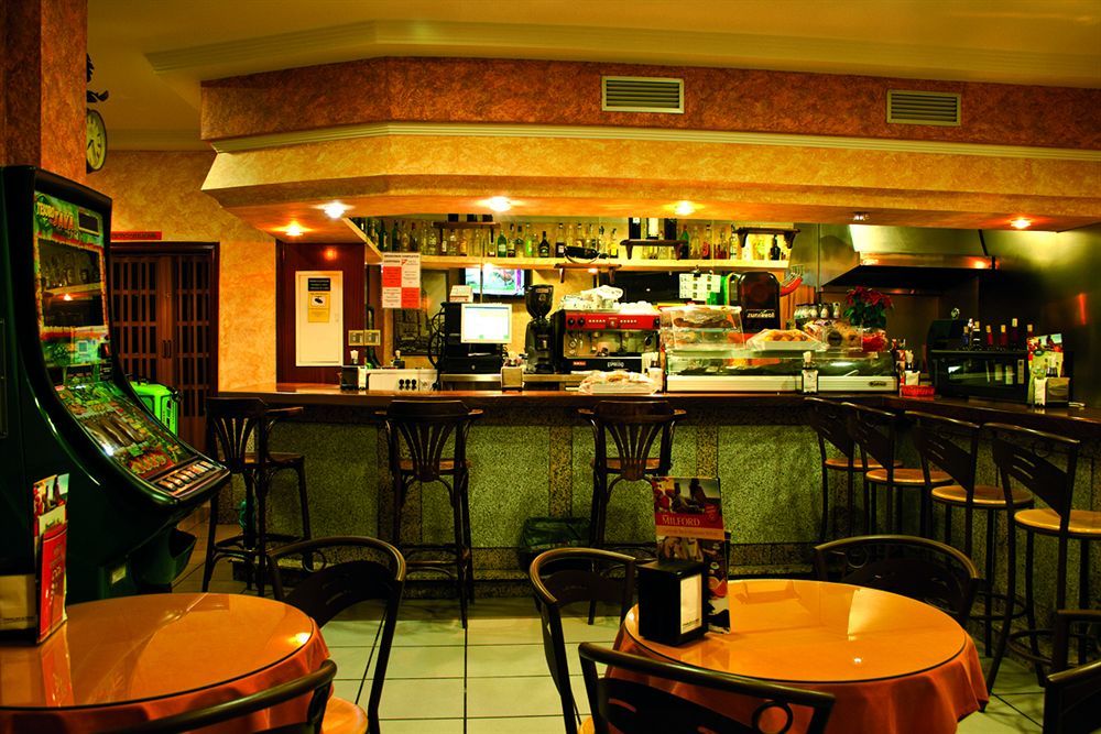 Hostal Valdepenas By Bossh Hotels Buitenkant foto